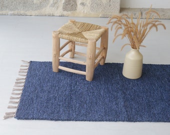 Tapis bleu marine moyen tissé à la main, tapis de cuisine, tapis de chambre, tapis boho, décor de ferme, cadeau de pendaison de crémaillère, tapis en coton bleu