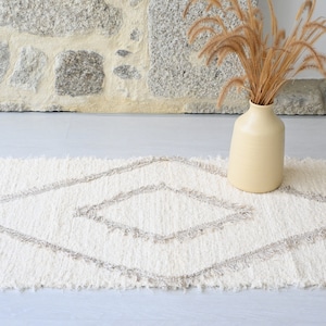 Small cream and beige rug, diamond design rug, bathroom rug, bath mat, bedside rug, kitchen rug, washable rug, tapis de bain, unique rug