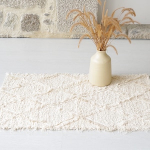 Small cream texture rug, unique rug, bathroom rug, bath mat, bedside rug, rustic rug, rustic shaggy rug, bohemian rug, beiger Teppich