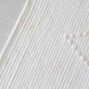 Pequeña alfombra perla blanca con algunas manchas amarillas, alfombra de baño, alfombra junto a la cama, alfombra para niños, alfombra portuguesa, alfombra geométrica, tapis blanc, weißer Teppich imagen 4