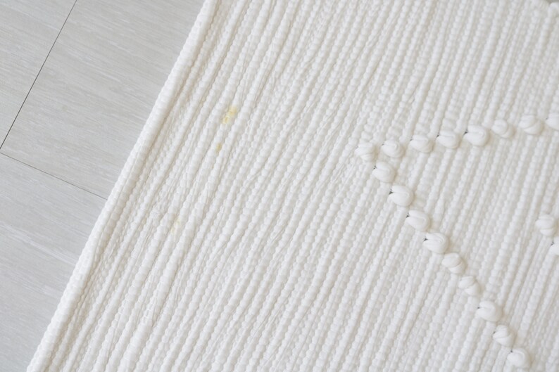 Pequeña alfombra perla blanca con algunas manchas amarillas, alfombra de baño, alfombra junto a la cama, alfombra para niños, alfombra portuguesa, alfombra geométrica, tapis blanc, weißer Teppich imagen 4