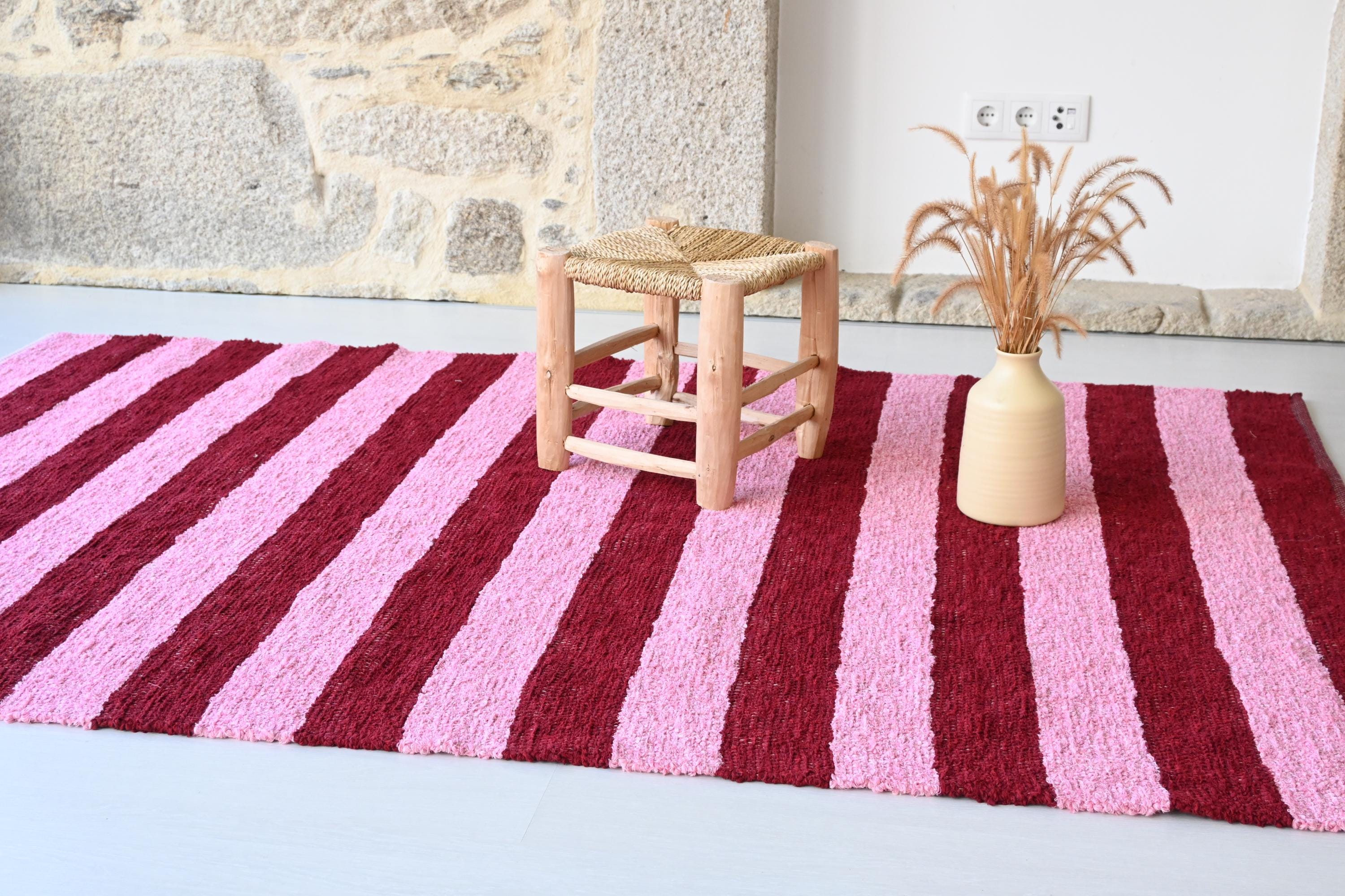 大きなストライプ柄のピンクとダークレッドの140x200cm、リビング