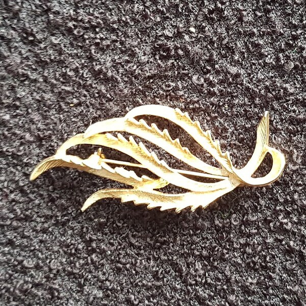 Vintage gold tone signed 'Sarah Cov Canada' brooch