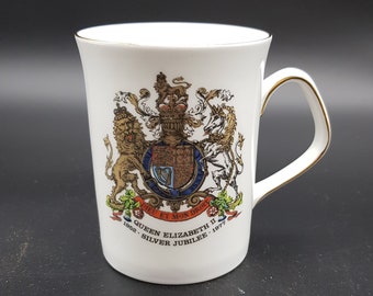 Lovely Elizabethan fine bone china souvenir mug to celebrate the Queen Elizabeth II Silver Jubilee