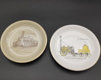 2 petites plaques d’exposition de collectionneurs du National Raiilway Museum York - y compris un design de Susan Clough