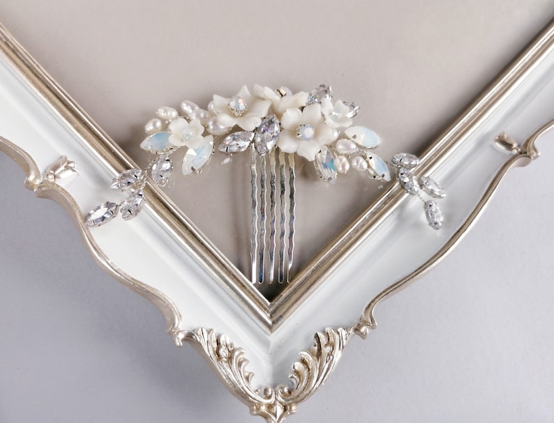 Pearl wedding comb for bride Hair comb Veil decoration Opal vine hair piece Floral hair vine