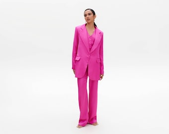 Conjunto de traje de satén rosa: blazer holgado y pantalón palazzo fluido.