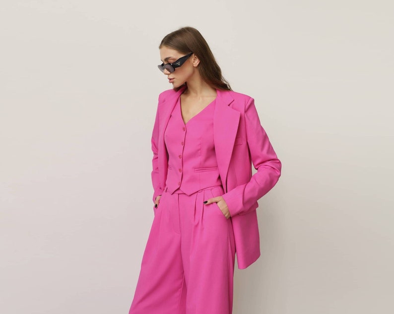 Costume fuchsia, Tailleur-pantalon pour femme, Ensemble tailleur pantalon, Costume de travail, Costume de bal de promo, Mariage, Dîner de répétition générale, Vêtements de cérémonie, Pantalon palazzo image 1