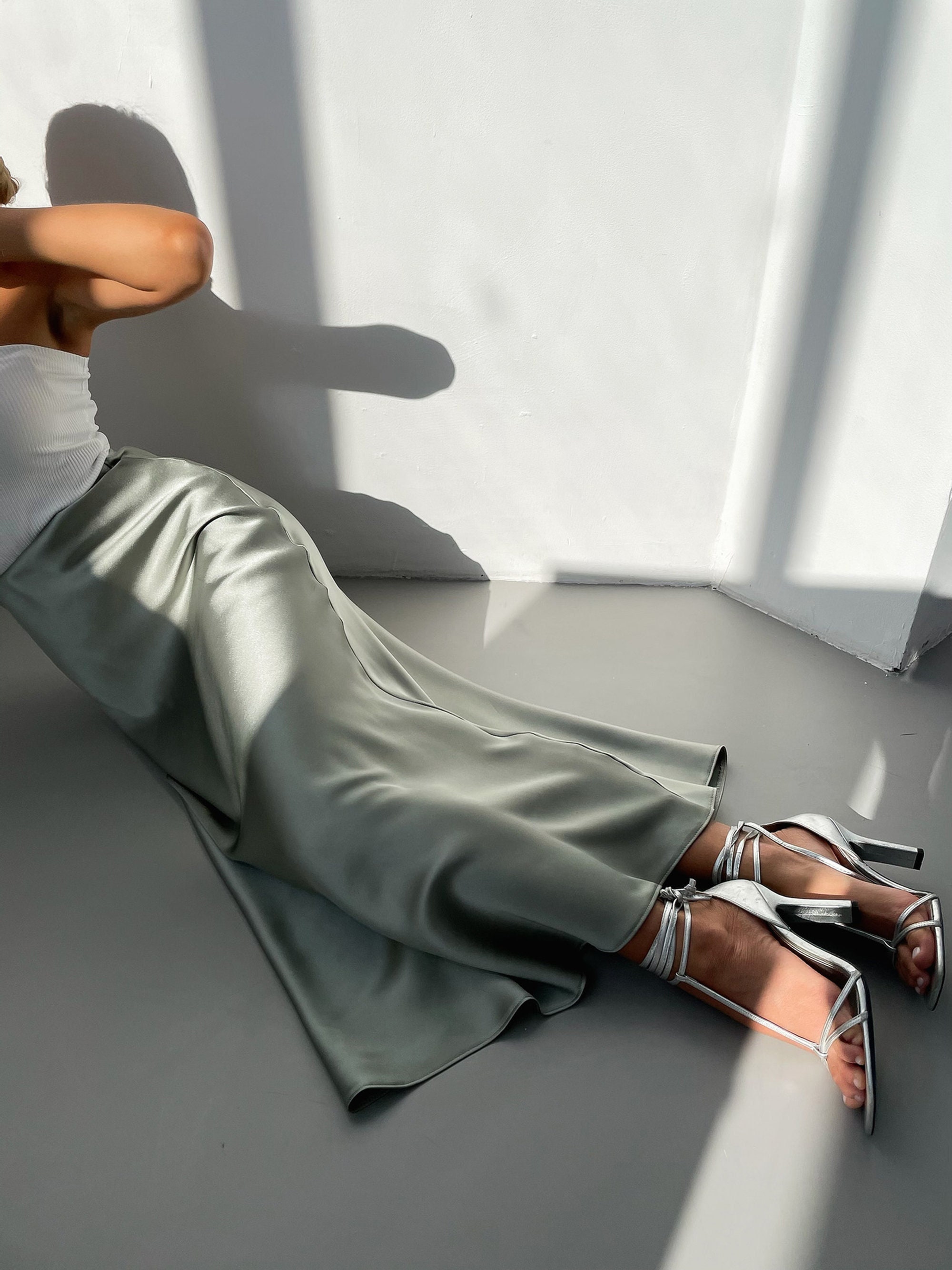 Jupe En Soie Stretch Grise Peau D'elfe – Taille 36/40, Neuve Avec étiquettes, Modèle Chic Et Confortable