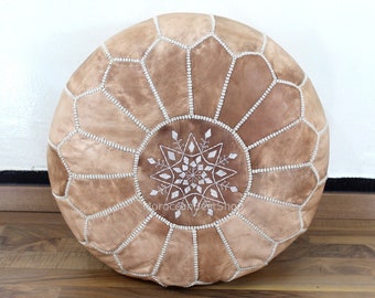 Puf marroquí de cuero hecho a mano, color natural con costuras blancas