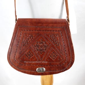 Umhängetasche aus Leder für Frauen, Crossbody Geldbörse, marokkanische Ledertasche, Damenlederhandtasche, Hippie-Satteltasche mit Gravur.
