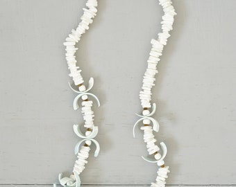 vintage Petite White et Sky Blue Curly Coral Shell Necklace