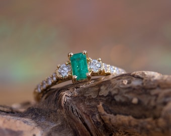 Stunning 18ct Emerald and diamond ring