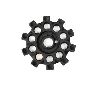Può includere: Un oggetto a forma di stella in metallo nero con 12 fori attorno al centro. Il centro ha un cerchio più piccolo con la lettera "W" e il numero "2" incisi.