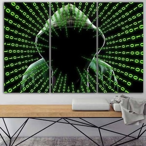 Może przedstawiać: Cyfrowy wydruk artystyczny postaci w kapturze na czarnym tle. Postać otoczona jest zielonym kodem binarnym.