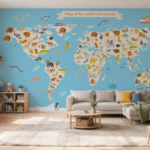 Könnte beinhalten: Ein großes Wandbild, das eine hellblaue Weltkarte mit verschiedenen illustrierten Tieren auf den Kontinenten zeigt. Die Karte enthält oben ein Banner mit dem Text "Map of the world with animals" und stellt vielfältige Tierarten in ihren Regionen dar.