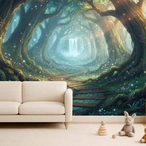 Könnte beinhalten: Ein fantasievolles Wandbild zeigt eine mystische Waldszene mit einem Weg zu einem Wasserfall. Die Kunst zeigt üppige Bäume, sanfte Beleuchtung und eine Palette aus Blau-, Grün- und Goldtönen. Vor dem Wandbild befinden sich ein cremefarbenes Sofa, ein Holzregal und Spielzeug.
