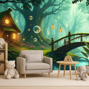 Könnte beinhalten: Eine verträumte Szene in einem Kinderzimmer mit einem Fantasy-Wald-Wandbild, das eine Brücke, Schmetterlinge und ein Feenhaus zeigt. Der Raum umfasst einen beigen Sessel, ein Holzregal mit Spielzeugaufbewahrung und Stofftiere. Eine Stehlampe und ein Beistelltisch vervollständigen die Einrichtung.