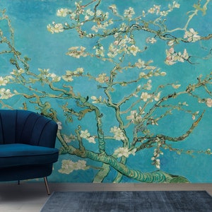 Puede incluir: Un papel tapiz floral azul y verde con una pintura estilizada de un almendro en flor con flores blancas sobre un fondo azul.