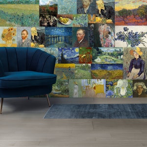 Puede incluir: Un sillón azul se encuentra frente a una pared cubierta con un collage de famosas pinturas de Vincent van Gogh. Las pinturas incluyen girasoles, noches estrelladas y paisajes.