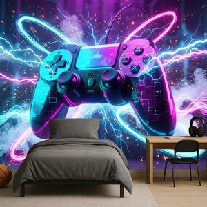 Könnte beinhalten: Ein Schlafzimmer mit Gaming-Thema. Ein großer, neonbeleuchteter Videospiel-Controller steht im Mittelpunkt. Das Zimmer umfasst ein Bett, einen Schreibtisch, ein Skateboard, einen Basketball und einen Lautsprecher. Das Farbschema wird von Blau, Lila und Pink dominiert.