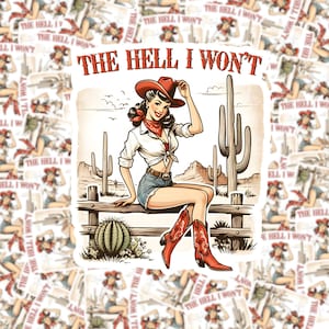Peut inclure: Une illustration de style vintage d'une femme portant un bandana rouge et un chapeau de cow-boy, assise sur une clôture en bois avec le texte "The Hell I Won't". L'arrière-plan présente un paysage désertique avec des cactus.