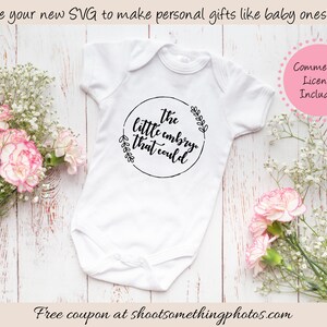 Op de afbeelding: Witte babyromper met de tekst "the little embryo that could" in een zwart cirkelvormig ontwerp. De afbeelding bevat bloemen en de tekst "Use your new SVG to make personal gifts like baby onesies!" en "Commercial Licence Included!"