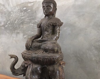 Gran estatua antigua de Buda de bronce: Myanmar (Birmania), Mandalay Shan Tai Yai, trono de elefante de tres cabezas