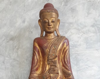 Gran estatua antigua de Buda birmano de pie estilo Shan Tai Yai Ava – Laca seca, pan de oro de 24 quilates y mosaico de vidrio – Estado de Shan, Myanmar