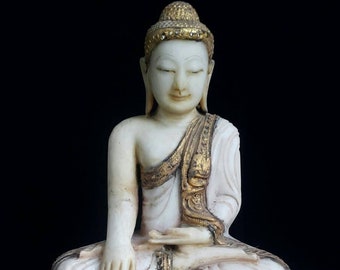 Escultura de Buda de mármol alabastro birmano tallada a mano al estilo Mandalay antiguo con acabado dorado – Buda sentado en meditación, testigo de la Tierra