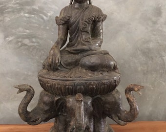 Buda birmano antiguo de bronce sobre trono de elefante de tres cabezas / Escultura budista Shan de Mandalay / Rara estatua de templo del sudeste asiático