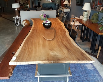 Tavolo da pranzo personalizzato in acacia dorata con bordo vivo e