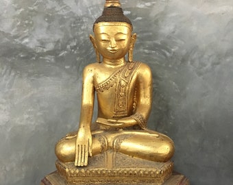 Estatua antigua de Buda Shan lacada en dorado: Atuendo real birmano, 135 cm de altura.