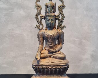 Antigua estatua de bronce del Buda coronado de Jambupati, de origen birmano: Rey de Reyes, Conquistador de Jambhupati – Escultura budista de Myanmar del siglo XIX.