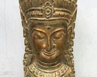 Escultura de la diosa Apsara jemer tallada a mano – Tallado de templo en madera de teca tailandesa sobre pedestal – Arte espiritual del sudeste asiático