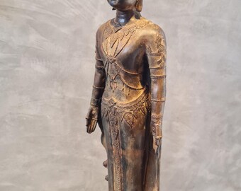 Estatua antigua de Buda coronado de bronce estilo Lanna – Renacimiento de Chiang Saen – Tailandia, circa 1900 – 55 cm de altura – Base con figura de guardián Naga