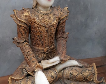 Buda antiguo de alabastro de Mandalay, Birmania, con vestimenta real / Escultura de Buda coronado en madera dorada / Artefacto de templo del sudeste asiático