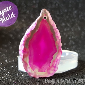 Peut inclure: Moule en agate, un moule en silicone transparent en forme de pendentif en agate rose et blanche. Le moule a un trou en haut pour l'accrocher.