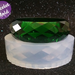 Peut inclure: Un bracelet vert émeraude à facettes est posé sur un moule à bracelet en silicone blanc. Le moule présente un motif géométrique. Le texte "Bracelet Mold" est dans un cercle violet en haut à gauche.