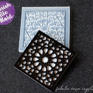 Può includere: Uno stampo per piastrelle moresche nere e uno stampo in silicone trasparente con un design geometrico. La piastrella nera ha un motivo a stella con sfondo bianco. Il testo "Moorish Tile Mold" è in un cerchio viola.