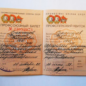 Billet syndical soviétique vintage avec insert document rétro de l'URSS Souvenir de l'ère soviétique de personne réelle, accessoire communiste authentique antique 1987