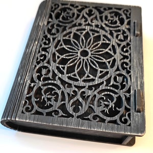 Caja de cartas de tarot negra desgastada Caja de mandala de madera cortada con láser Almacenamiento de joyas Caja de baratijas Altar de brujas Caja mágica Regalo de Navidad para amantes del tarot