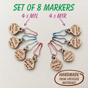Op de afbeelding: Set van 8 houten stekenmarkeerders. Elke markeerder heeft een klein houten label met tekst en een gekleurde veiligheidsspeld. De tekst op het label luidt "M1L" of "M1R" en "pick up F to B K back" of "pick up B to F K front".