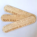 Sock Ruler - Sockenlineal - Handgemachtes Sockenlineal Holz – Strickzubehör zum Messen der Sockengröße – Geschenk für Strickerinnen product logo