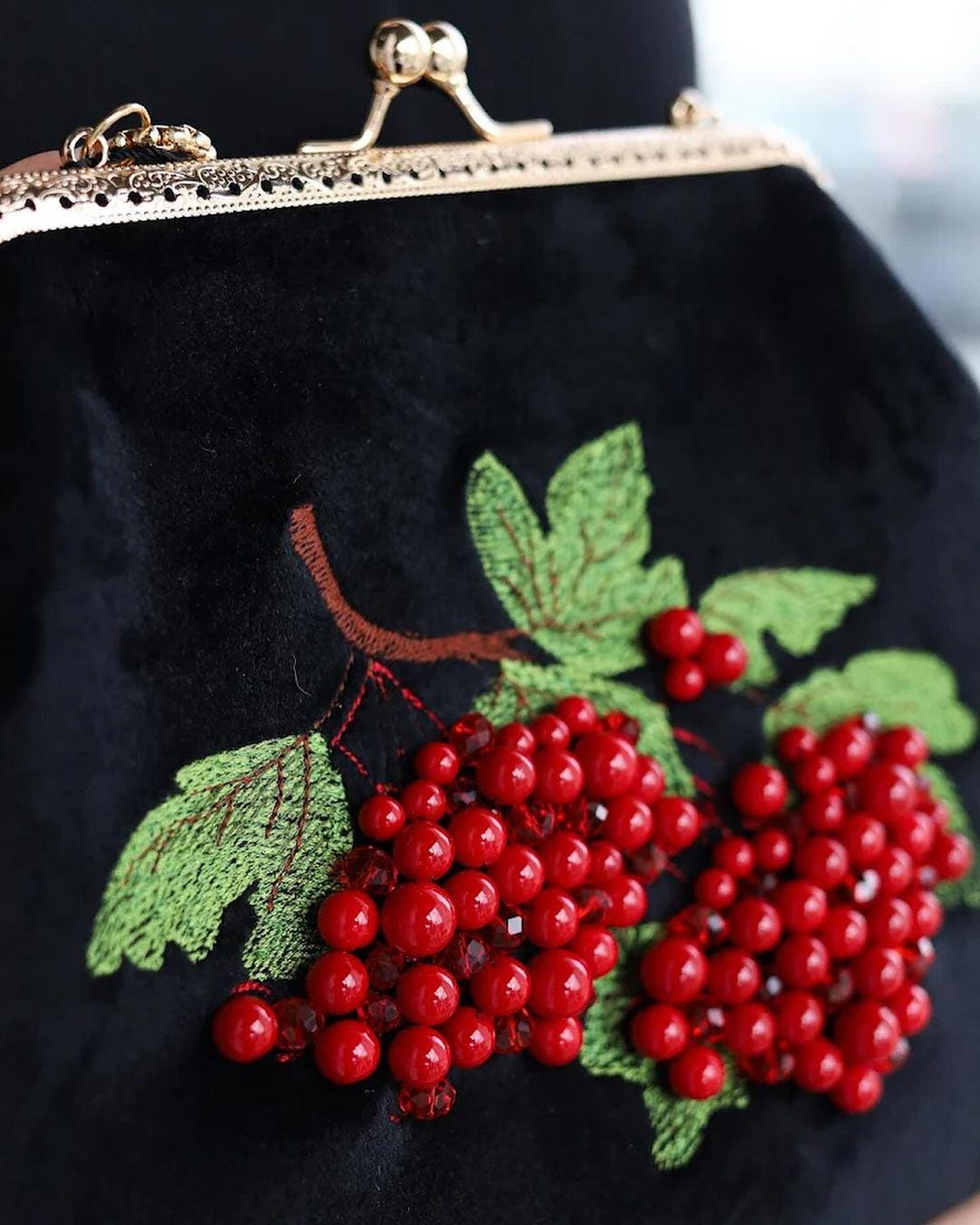 刺繍入りローワンベリークラッチバッグ、ブラックベルベットキスロック