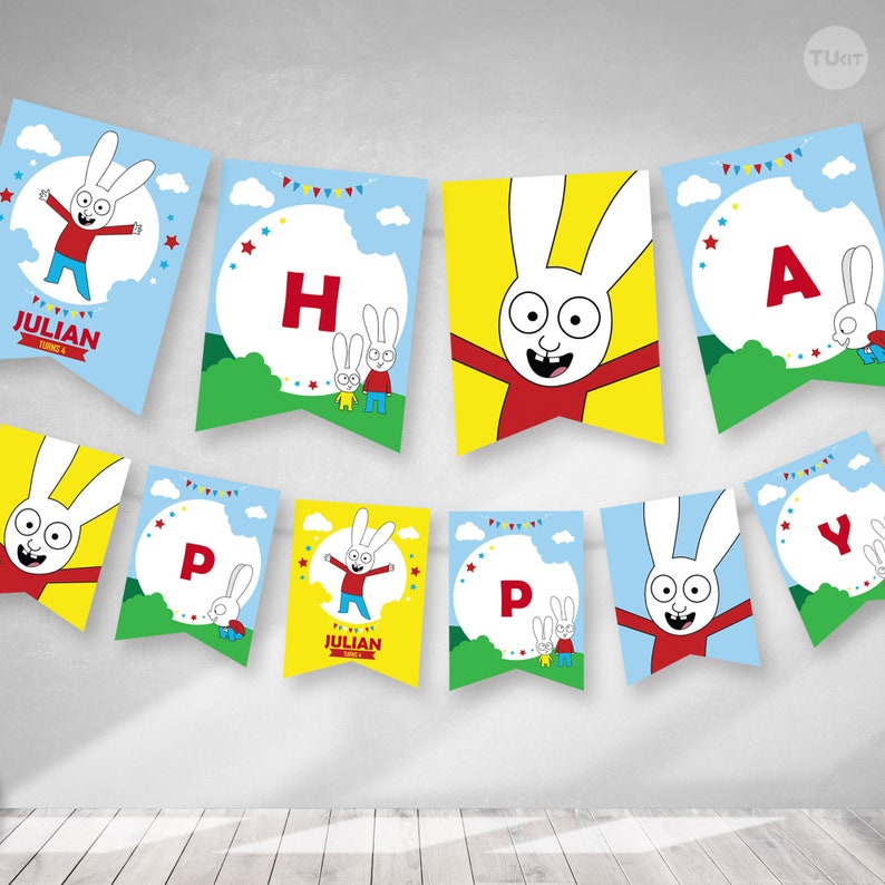Pu&ograve; includere: Uno striscione di buon compleanno colorato con un personaggio di coniglio bianco con accenti rossi e gialli. Lo striscione include le lettere H, A, P, P, Y e il nome Julian.