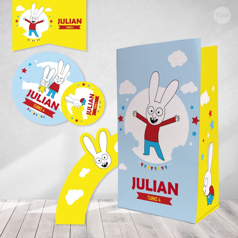 Pu&ograve; includere: Un set di decorazioni per feste con un personaggio di coniglio dei cartoni animati di nome Julian. Le decorazioni includono uno striscione, un topper per torta, un adesivo rotondo e un biglietto quadrato. Le decorazioni sono gialle, blu, rosse e bianche.