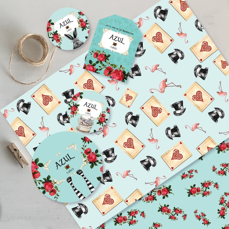 Puede incluir: Un papel de regalo azul y blanco con un dise&ntilde;o repetitivo de cartas de juego, sombreros de copa, flamencos y rosas. El texto "Azul 3 a&ntilde;os" est&aacute; impreso en el papel.