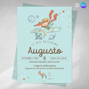 Può includere: Un biglietto d'invito azzurro con un'illustrazione a cartoni animati di un ragazzo su un aereo con una volpe, pianeti e stelle. Il testo recita "Il Mio Battesimo Augusto" e include i dettagli della data e del luogo.