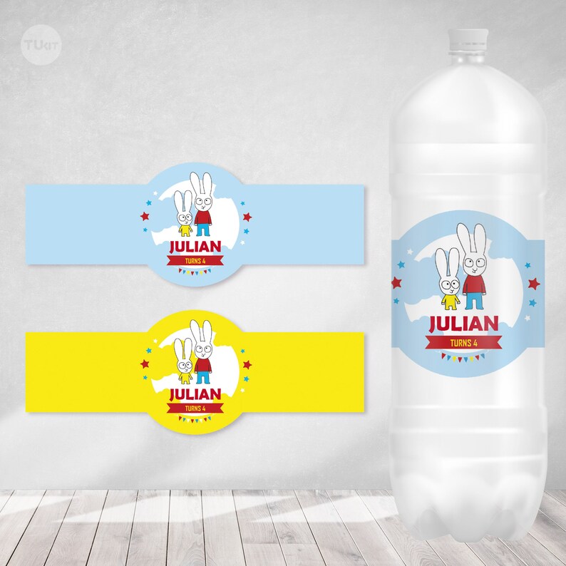 Pu&ograve; includere: Due etichette per bottiglie d'acqua stampabili blu e gialle con un coniglio dei cartoni animati e il testo "Julian Turns 4".